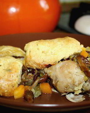 Куриный кобблер с тимьяновыми лепешками