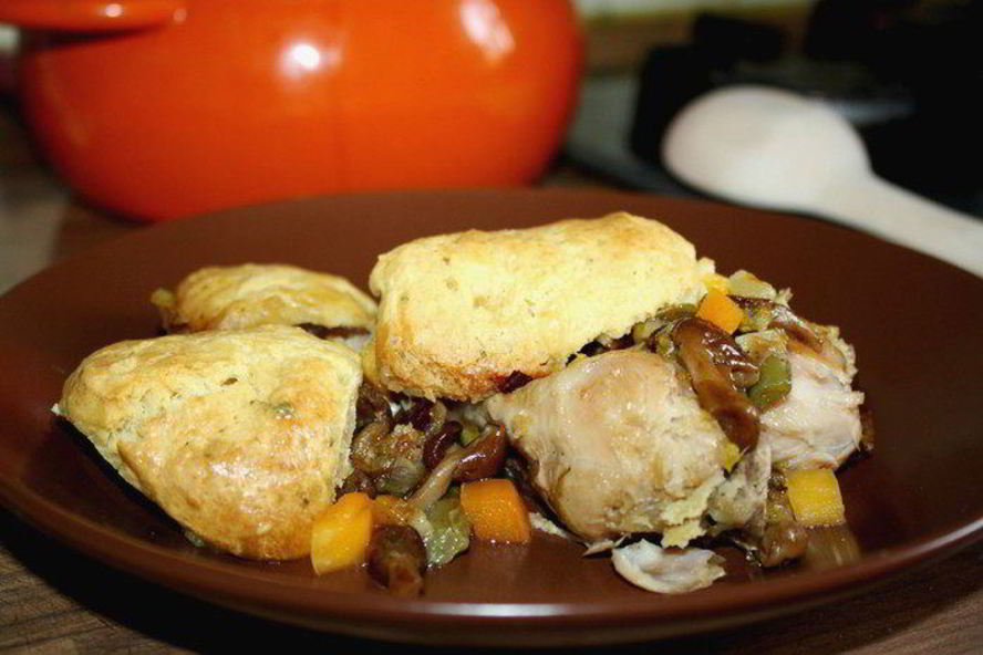 Рецепт куриного кобблера с тимьяновыми лепешками