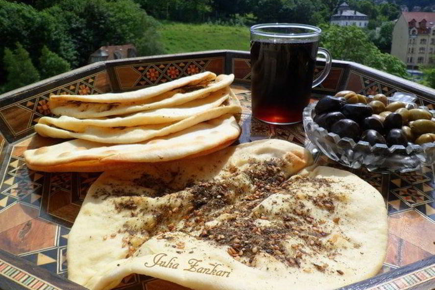 Рецепт манаиш-лепешки с сыром и кунжутом, заатаром