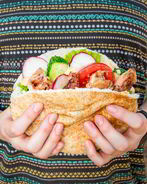 Пита со свежими овощами и курицей на углях