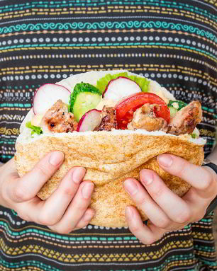 Пита со свежими овощами и курицей на углях