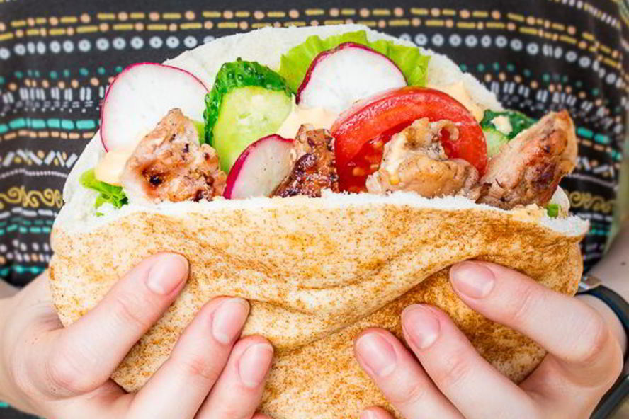 Рецепт питы со свежими овощами и курицей на углях