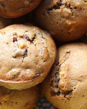 Банановые маффины с орехами