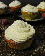 Клубнично-кокосовые маффины со сливочным кремом