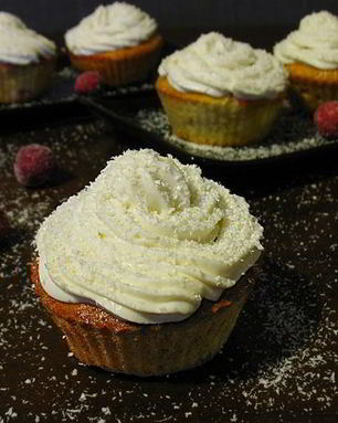 Клубнично-кокосовые маффины со сливочным кремом