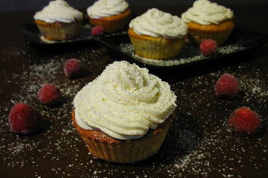 Рецепт клубнично-кокосовых маффины со сливочным кремом