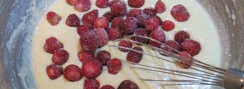 клубнично-кокосовые маффины со сливочным кремом. Шаг 3