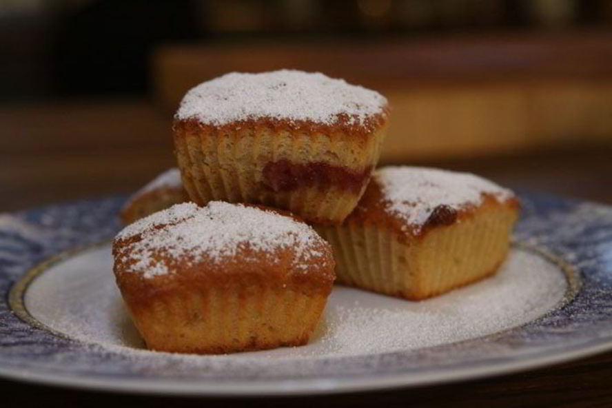 Рецепт маффинов с хурмой и клубникой