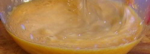 маффины с хурмой и клубникой. Шаг 4