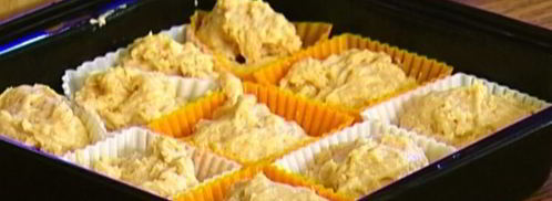 маффины с хурмой и клубникой. Шаг 7