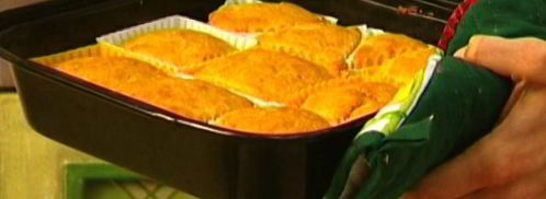 маффины с хурмой и клубникой. Шаг 8