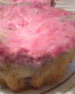 Маффины с шоколадом и ягодным кремом