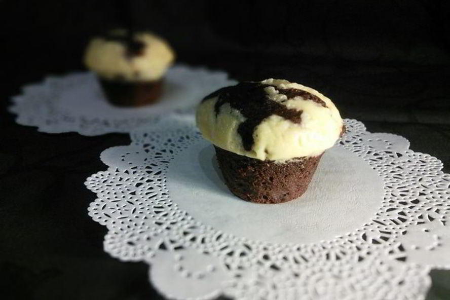 Рецепт шоколадных маффинов под сливочной шапочкой