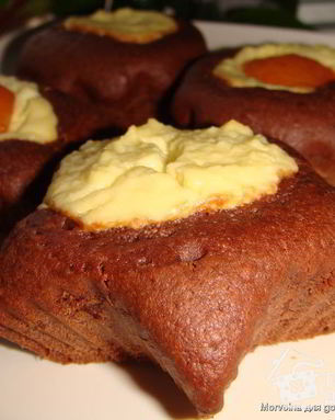 Шоколадные маффины с творожной начинкой