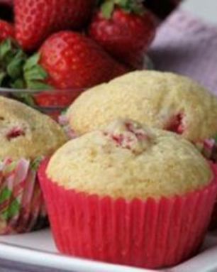 Вкусные маффины с клубникой