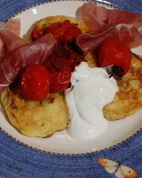 Кукурузные оладушки с запеченными помидорами и ветчиной