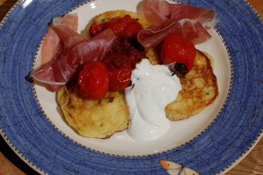 Рецепт кукурузных оладушек с запеченными помидорами и ветчиной