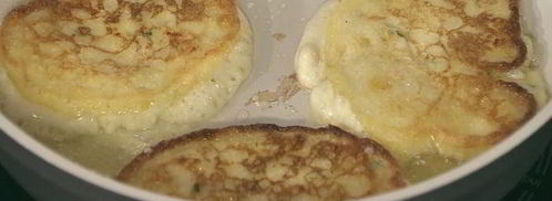 кукурузные оладушки с запеченными помидорами и ветчиной. Шаг 8