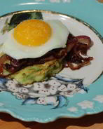 Оладушки из цукини с яйцами и карамелизированным луком