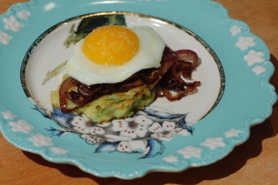 Рецепт оладушек из цукини с яйцами и карамелизированным луком