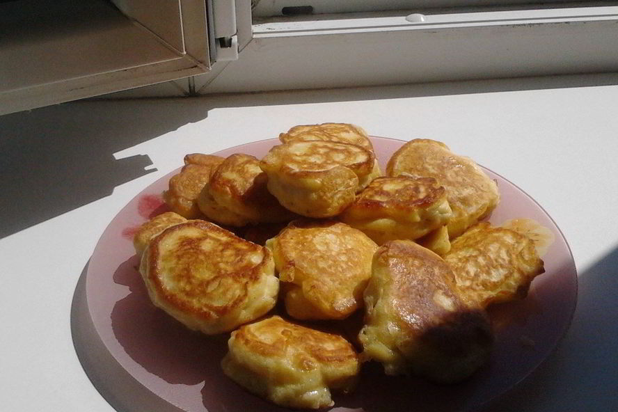 Рецепт оладий ны кефире с фруктами