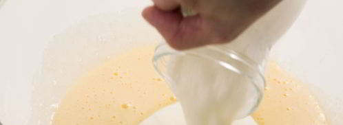 оладьи на кефире с фруктами. Шаг 2