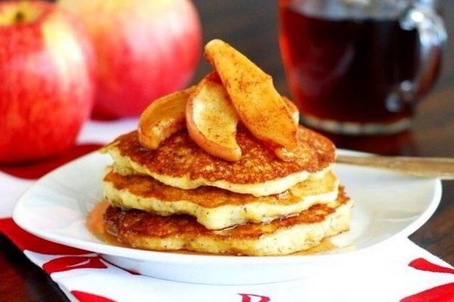 Рецепт оладий на кефире с корицей и яблоком