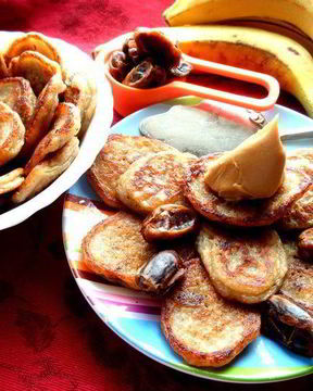 Постные оладушки с финиками и бананами