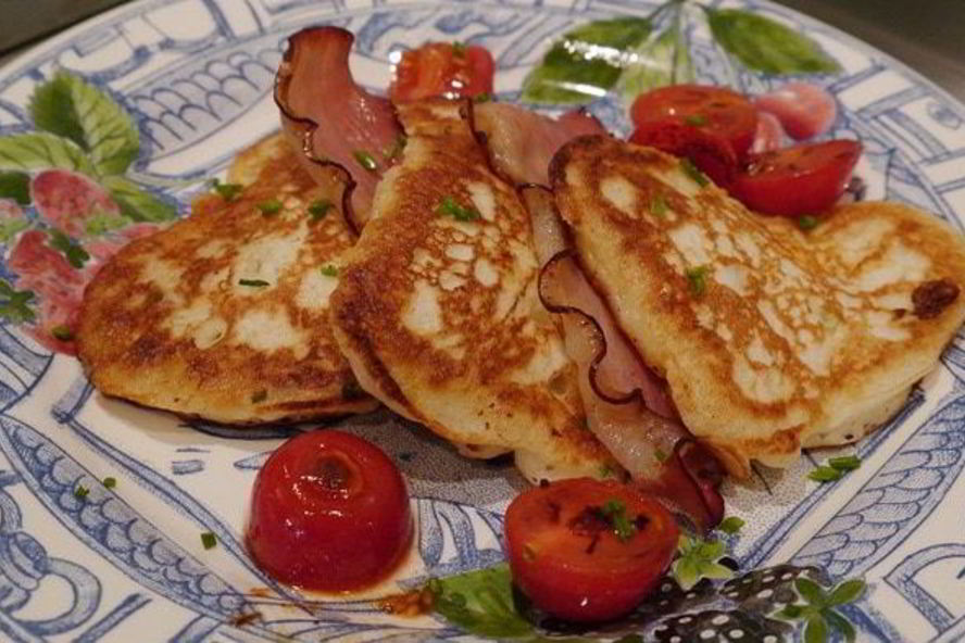 Рецепт сырных оладий с беконом и помидорами