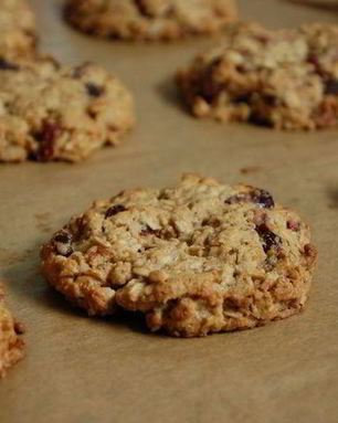 Овсяное печенье с пеканом и клюквой