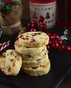 Печенье с орехами и вялеными ягодами