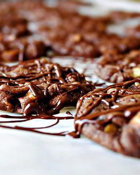 Шоколадное печенье с орехами