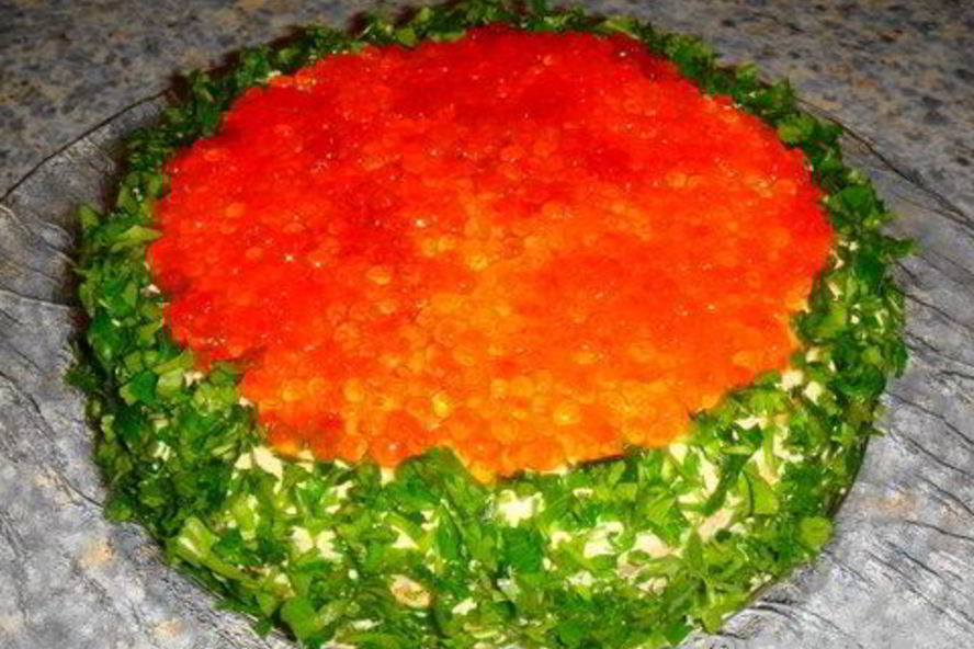 Рецепт блинного пирога с икрой и морепродуктами