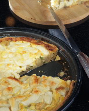 Киш с карамелизованным чесноком и травами