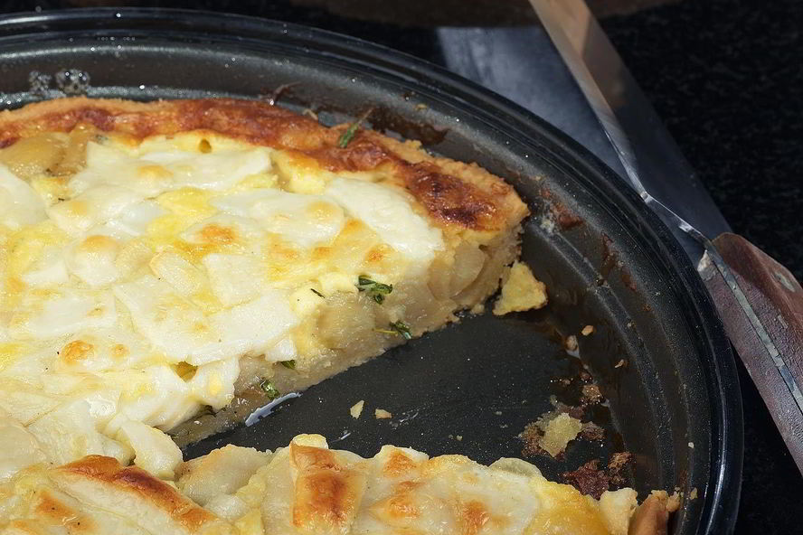 Рецепт киша с карамелизованным чесноком и травами