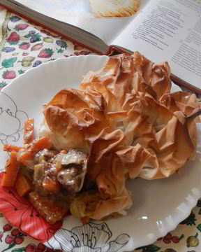 Пастуший пирог с корочкой из слоеного теста