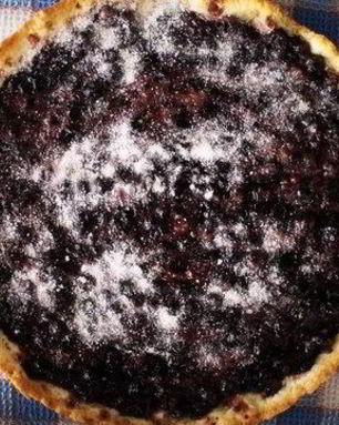 Песочный пирог с черной смородиной