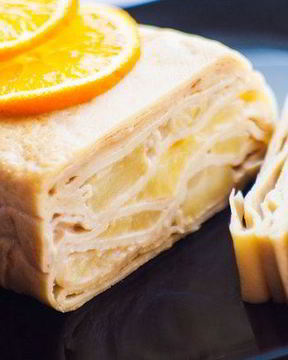 Пирог из блинов с яблоками и корицей