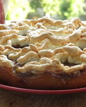 Пирог на йогурте со сливами и меренгой