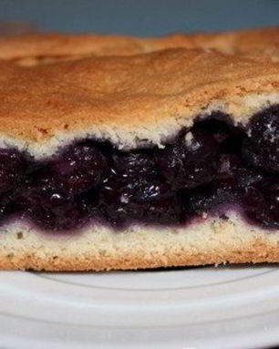 Пирог с начинкой из черники