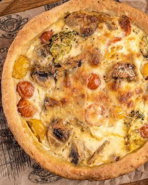 Пирог с творогом, брокколи и грибами