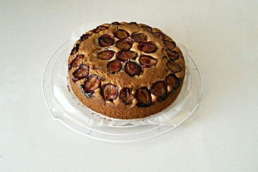 Рецепт пирога со сливами и маком