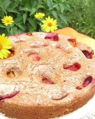 Шоколадный сливовый пирог