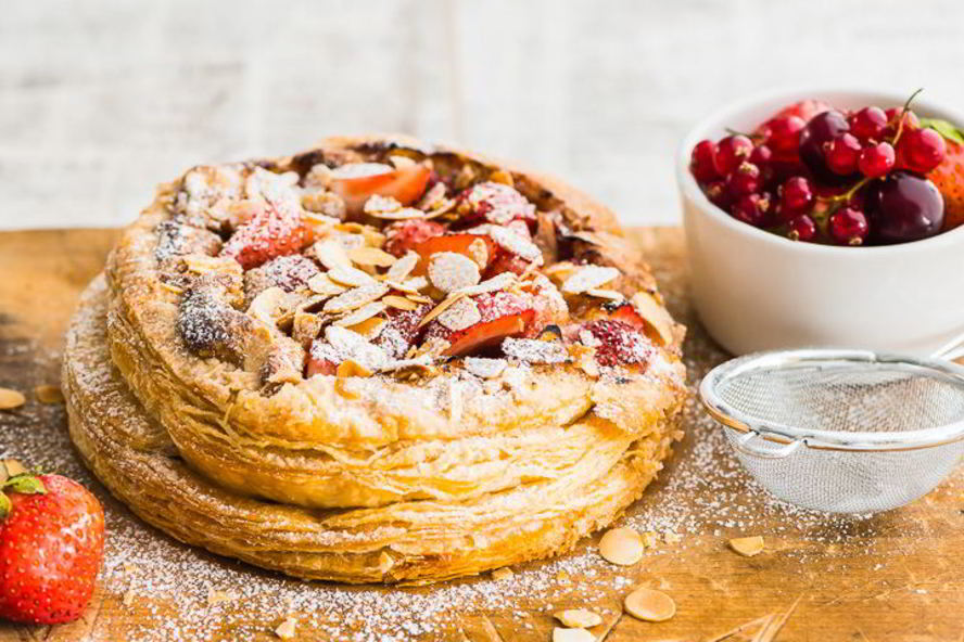 Рецепт слоеного пирога с клубникой