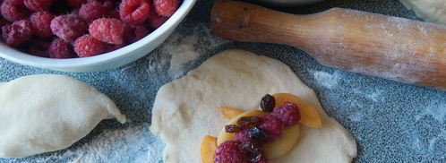 безопарные пирожки с абрикосом и малиной. Шаг 6
