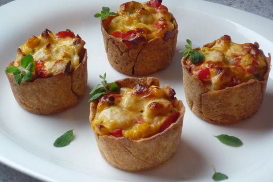 Рецепт мини-пирожков с куриной грудкой, кукурузой и сладким перцем