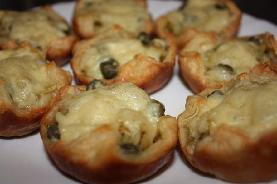 Рецепт открытых пирожков из слоеного теста