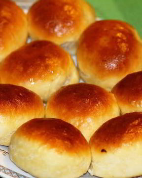 Печеные пирожки с жареной капустой и яйцом