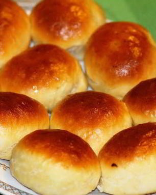 Печеные пирожки с жареной капустой и яйцом