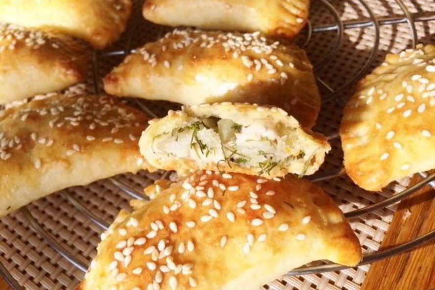 Рецепт пирожков из сырного теста с капустой и вишней